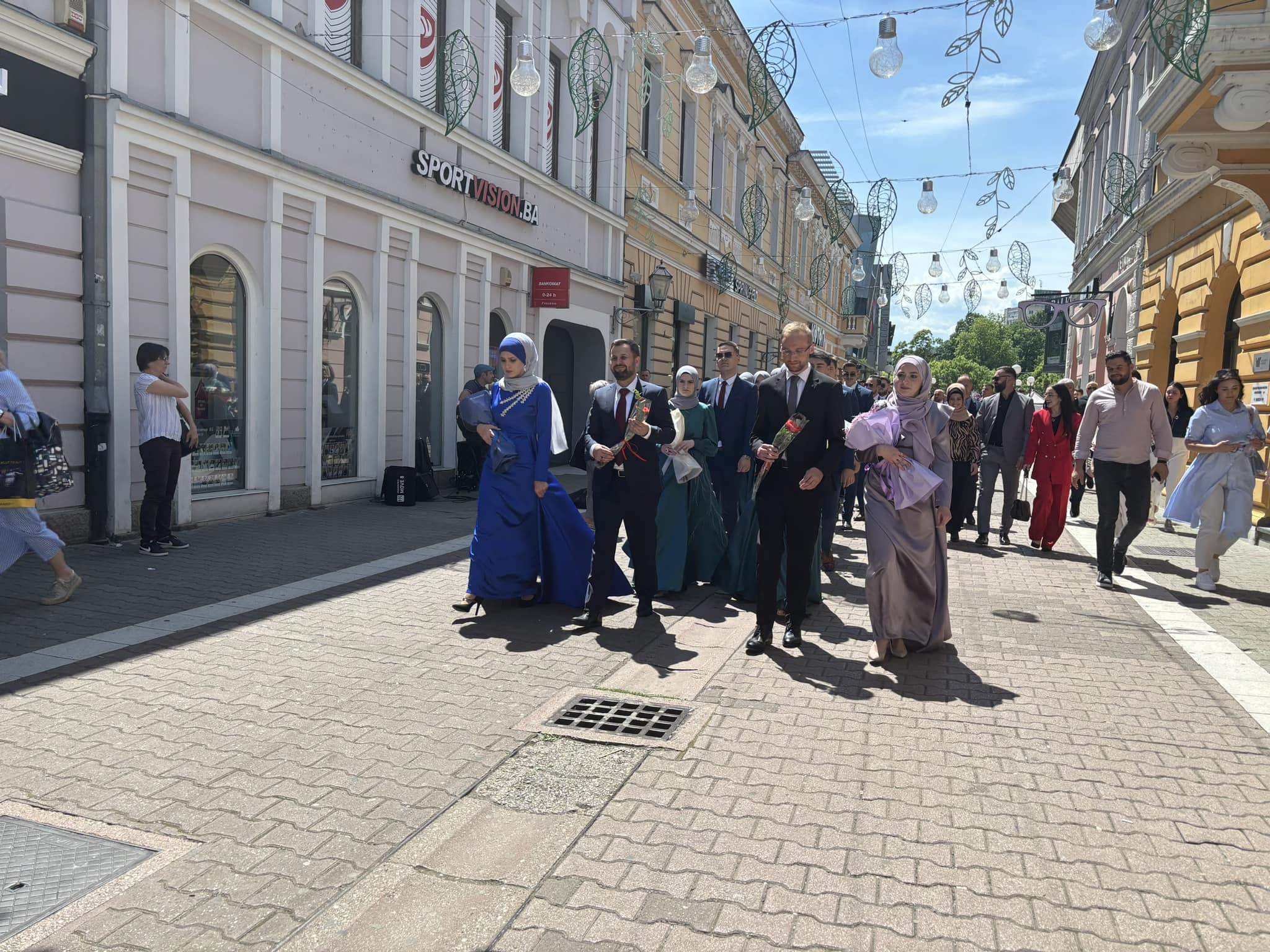 Historijski dan: Ulicama Banje Luke prošetala prva generacija maturanata Medrese "Reis Ibrahim-ef. Maglajlić"